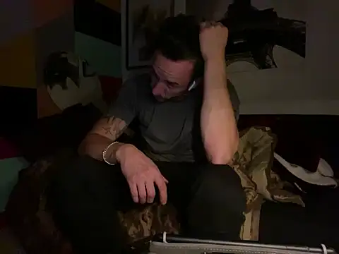 Snapshot of Gman143187 chatting on October 23, 7:40 am Gman143187 online show from October 23, 7:40 am