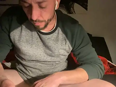 Snapshot of Gman143187 chatting on December 14, 5:24 am Gman143187 online show from December 14, 5:24 am