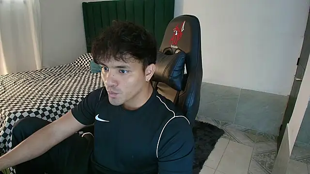 Snapshot of man_dur07 chatting on June 3, 8:25 pm man dur07 online show from June 3, 8:25 pm