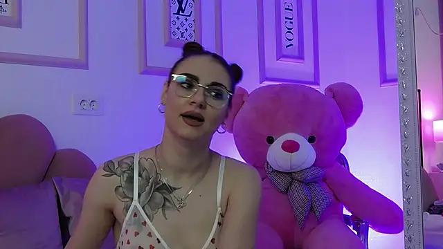Abby  White online show from February 4, 5:01 pm