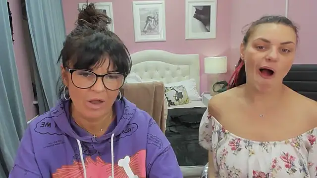 EricaAndPenelopa online show from November 28, 8:33 pm