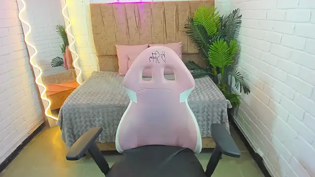 Roxanne tay online show from February 8, 10:51 pm