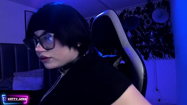 Kitty Gang online show from April 8, 2:22 am