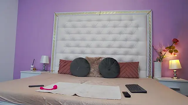 Snapshot of Lenna_Paul chatting on October 10, 4:11 am Lenna Paul online show from October 10, 4:11 am