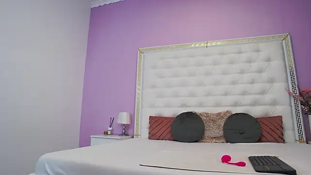 Snapshot of Lenna_Paul chatting on November 12, 4:57 am Lenna Paul online show from November 12, 4:57 am