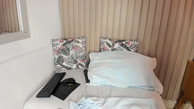 Snapshot of emma_collson chatting on February 25, 8:14 am emma collson online show from February 25, 8:14 am