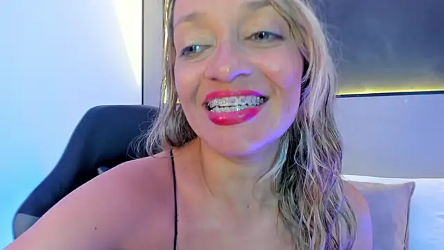 Snapshot of emma_collson chatting on September 21, 2:35 am emma collson online show from September 21, 2:35 am