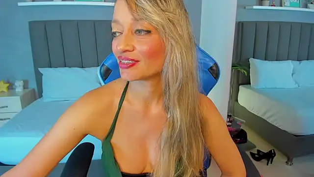 Snapshot of emma_collson chatting on October 4, 3:04 am emma collson online show from October 4, 3:04 am
