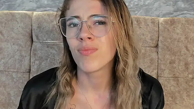 yulievans online show from March 8, 11:39 pm