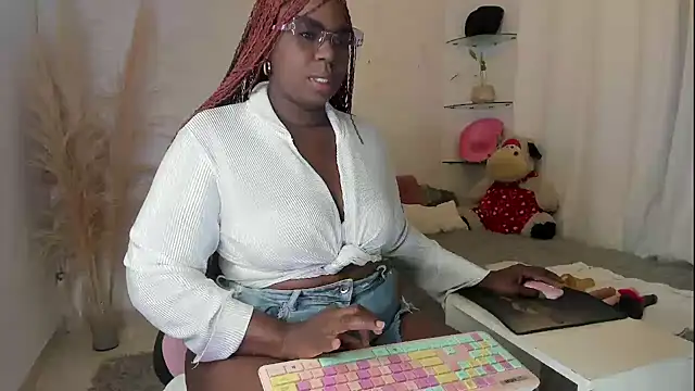 Leslie browm online show from June 4, 9:04 am