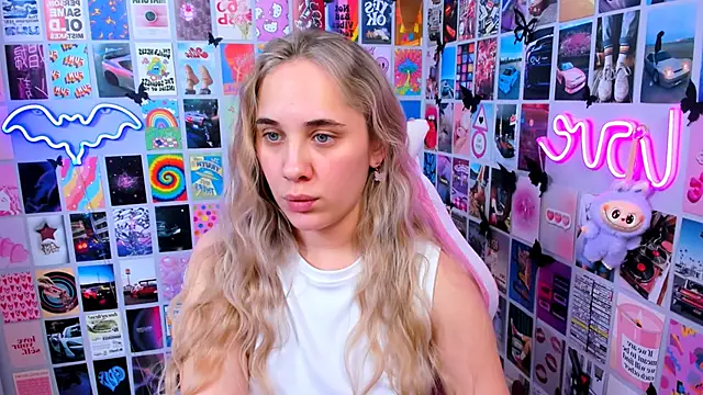 Snapshot of MiaMilas chatting on December 16, 2:00 pm MiaMilas online show from December 16, 2:00 pm