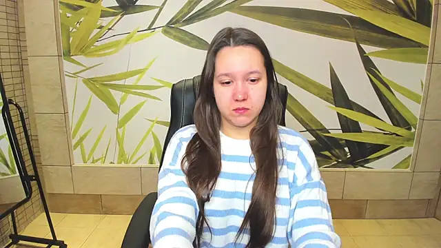 Snapshot of Mira_Karter chatting on December 8, 1:35 am Mira Karter online show from December 8, 1:35 am