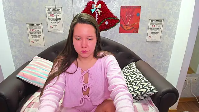 Snapshot of Mira_Karter chatting on December 18, 4:31 am Mira Karter online show from December 18, 4:31 am