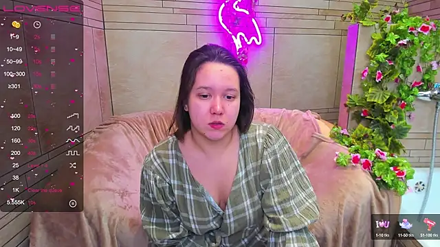Snapshot of Mira_Karter chatting on February 22, 5:34 am Mira Karter online show from February 22, 5:34 am