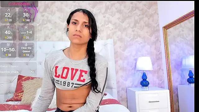 Eliza Thaylor   online show from December 17, 11:28 am