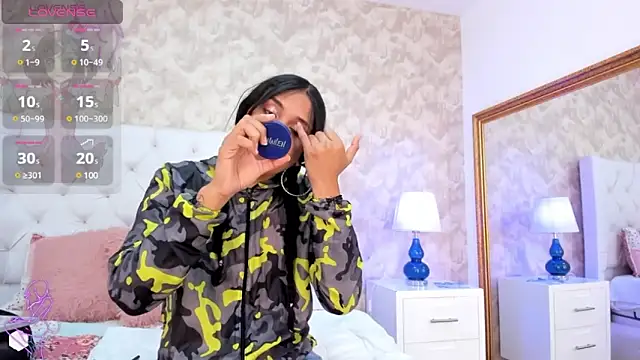 Eliza Thaylor   online show from January 10, 2:02 pm