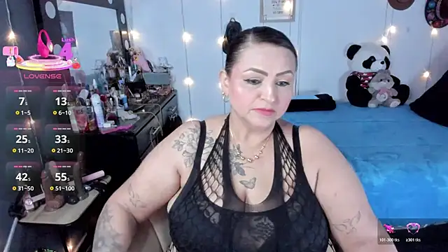 Snapshot of Ivonnee__ chatting on November 8, 3:39 am Ivonnee online show from November 8, 3:39 am