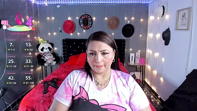 Snapshot of Ivonnee__ chatting on November 12, 10:52 pm Ivonnee online show from November 12, 10:52 pm