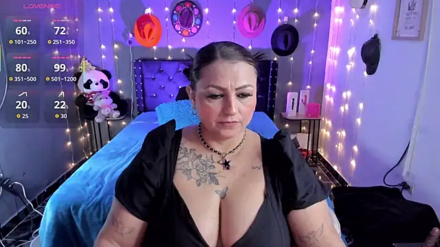 Snapshot of Ivonnee__ chatting on November 28, 4:15 am Ivonnee online show from November 28, 4:15 am