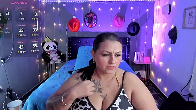 Snapshot of Ivonnee__ chatting on November 30, 12:03 am Ivonnee online show from November 30, 12:03 am