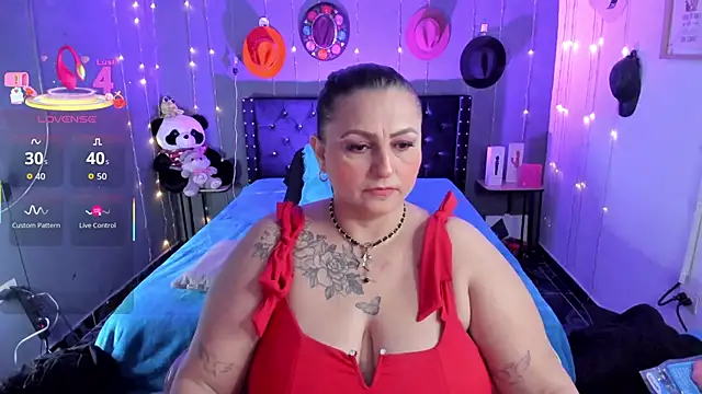 Snapshot of Ivonnee__ chatting on December 4, 4:00 am Ivonnee online show from December 4, 4:00 am