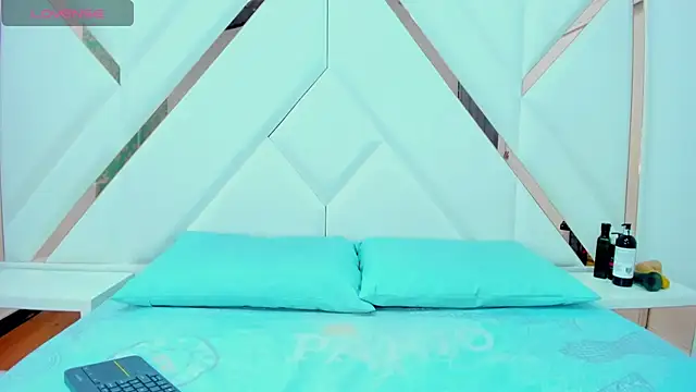 Snapshot of Zaray__ chatting on November 12, 10:09 pm Zaray online show from November 12, 10:09 pm