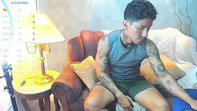 Snapshot of Dylanstonne chatting on January 10, 12:49 am Dylanstonne online show from January 10, 12:49 am