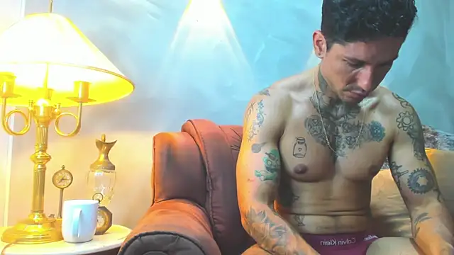 Snapshot of Dylanstonne chatting on January 18, 10:28 pm Dylanstonne online show from January 18, 10:28 pm