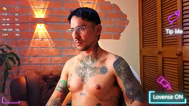 Snapshot of Dylanstonne chatting on October 28, 8:44 pm Dylanstonne online show from October 28, 8:44 pm