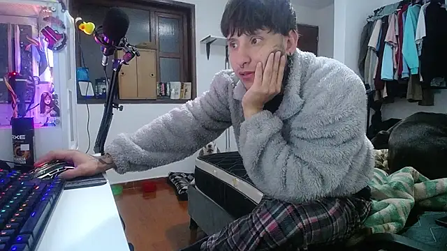 Snapshot of esjrobles chatting on January 7, 8:34 am esjrobles online show from January 7, 8:34 am