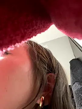 Im Valen Cute online show from November 11, 7:30 am