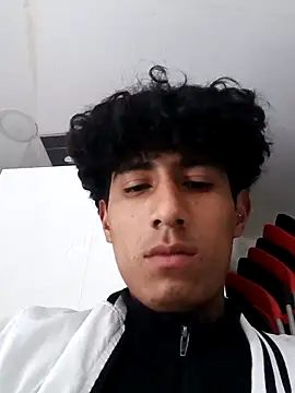 Snapshot of alexander32r chatting on September 11, 3:56 pm alexander32r online show from September 11, 3:56 pm