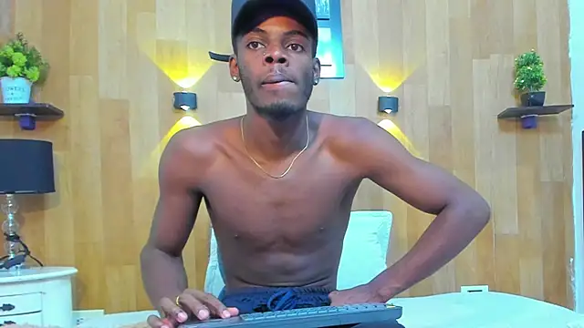 Snapshot of royce_ebony chatting on February 21, 2:50 am royce ebony online show from February 21, 2:50 am