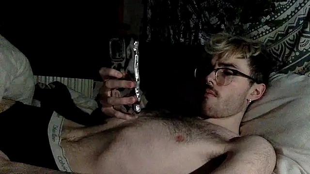 Snapshot of hairynhorny992 chatting on March 19, 10:20 pm hairynhorny992 online show from March 19, 10:20 pm