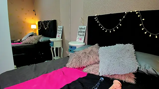 HollyWould   online show from January 8, 2:14 pm