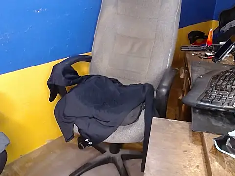 shyhuskyguy online show from December 18, 4:07 am