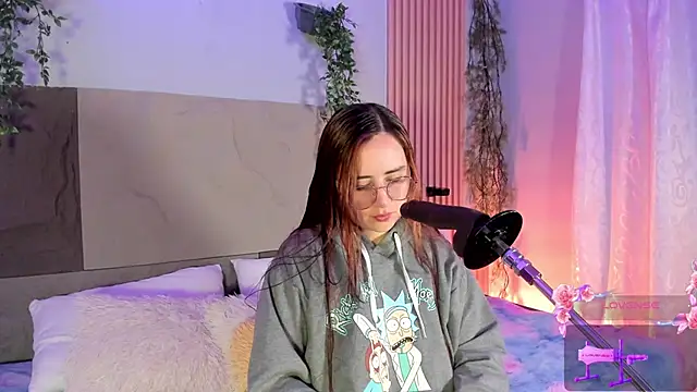 centaurigirl online show from March 20, 5:01 am