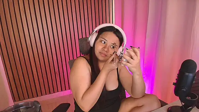 Snapshot of soffyvibes- chatting on March 2, 10:05 pm soffyvibes- online show from March 2, 10:05 pm