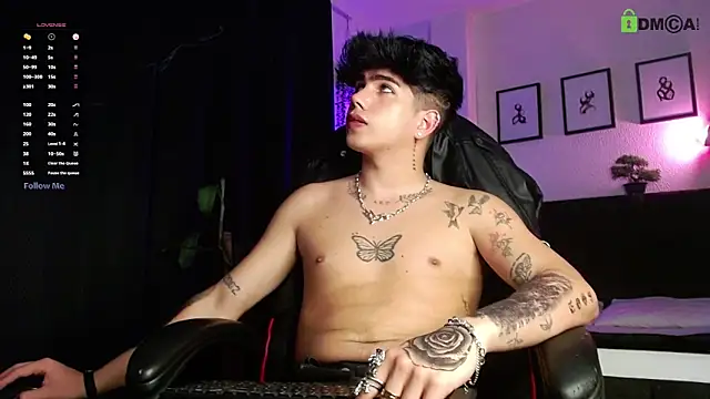 Snapshot of LyleBennett_ chatting on April 10, 11:42 pm LyleBennett online show from April 10, 11:42 pm