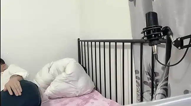 Snapshot of TGH521 chatting on January 11, 12:33 am TGH521 online show from January 11, 12:33 am