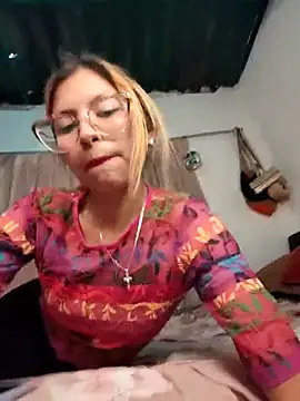 Snapshot of little_mavi chatting on February 14, 10:14 pm little mavi online show from February 14, 10:14 pm