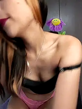 Snapshot of little_mavi chatting on February 25, 12:47 am little mavi online show from February 25, 12:47 am