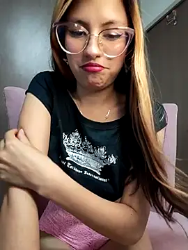 Snapshot of little_mavi chatting on March 6, 1:37 am little mavi online show from March 6, 1:37 am