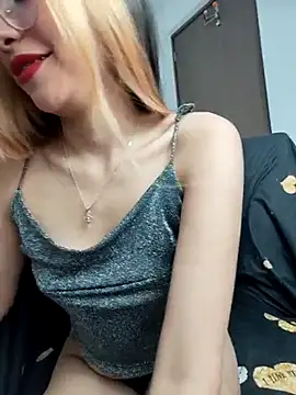 Snapshot of little_mavi chatting on March 13, 12:37 am little mavi online show from March 13, 12:37 am