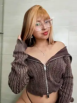 Snapshot of little_mavi chatting on October 16, 2:45 am little mavi online show from October 16, 2:45 am