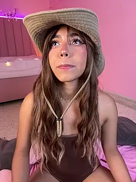 Snapshot of KellyOlsenbe chatting on May 7, 9:20 pm KellyOlsenbe online show from May 7, 9:20 pm