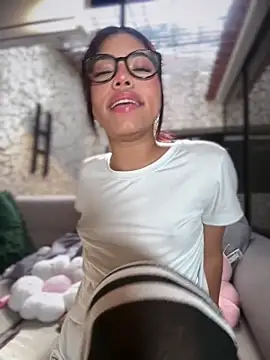 Snapshot of KellyOlsenbe chatting on May 24, 1:49 pm KellyOlsenbe online show from May 24, 1:49 pm