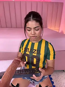 KellyOlsenbe online show from July 2, 8:59 pm