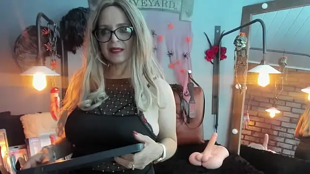 Snapshot of Samantha_mature56 chatting on October 21, 9:21 am Samantha mature56 online show from October 21, 9:21 am