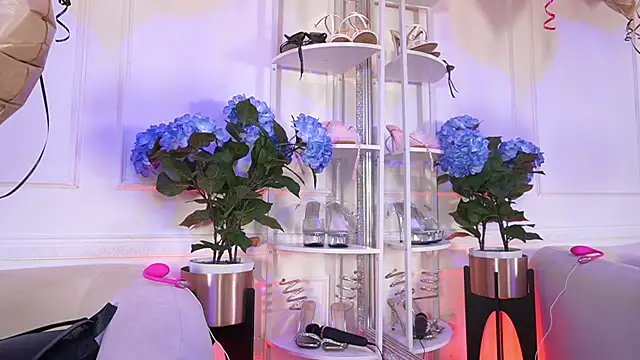 elasummer online show from February 24, 1:42 pm